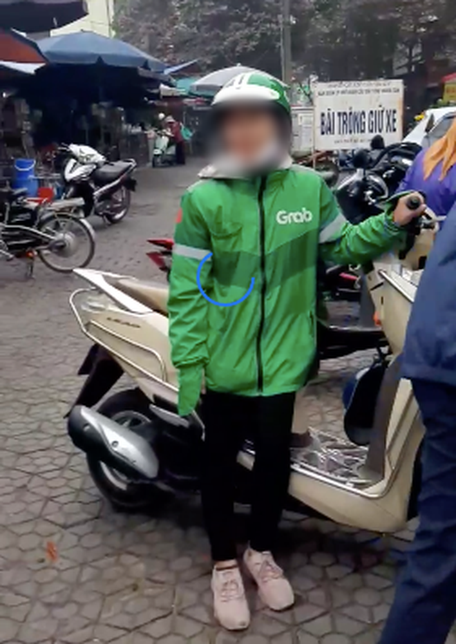 Grab xác minh thông tin nữ tài xế ôm mặt khóc nức nở sau khi bị lừa mất điện thoại ở Hà Nội-1