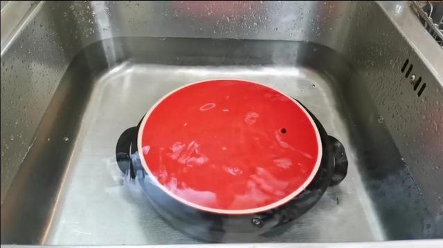 Đừng vội dùng ngay nồi sứ mới mua về, hãy học cách nấu và bảo quản đúng cách để nồi bền và không bị nứt-2