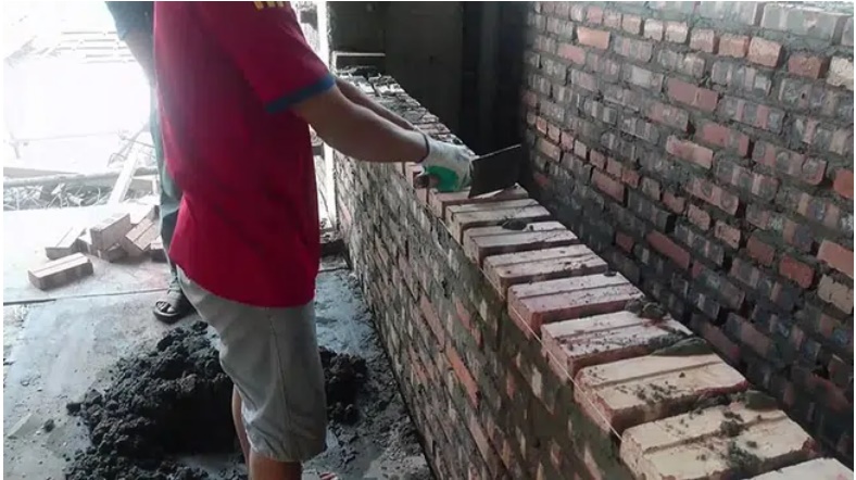 Lần đầu về nhà ra mắt, nam thanh niên tái mặt vì trải nghiệm làm thợ xây bất đắc dĩ và cách đối phó tưởng nhanh trí nhưng gây tranh cãi-2