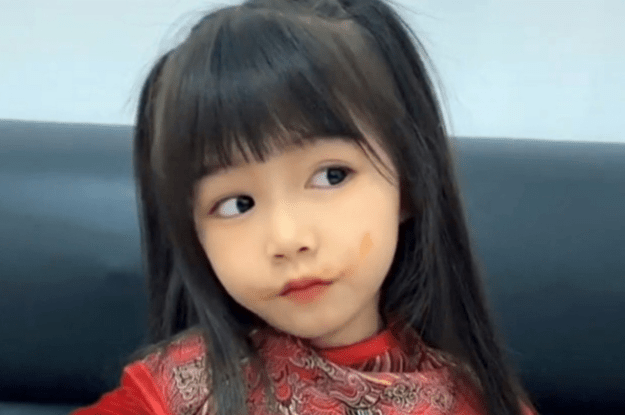 Bé gái xinh xắn đốn tim người đối diện nhưng lại mắc 1 hội chứng khiến cư dân mạng đặt cho bé biệt danh thiên thần im lặng-1