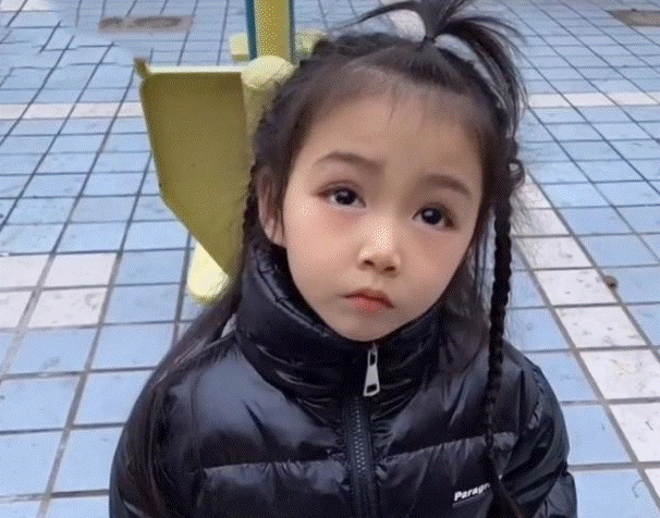 Bé gái xinh xắn đốn tim người đối diện nhưng lại mắc 1 hội chứng khiến cư dân mạng đặt cho bé biệt danh thiên thần im lặng-2