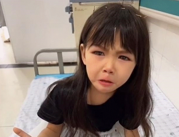 Bé gái xinh xắn đốn tim người đối diện nhưng lại mắc 1 hội chứng khiến cư dân mạng đặt cho bé biệt danh thiên thần im lặng-4