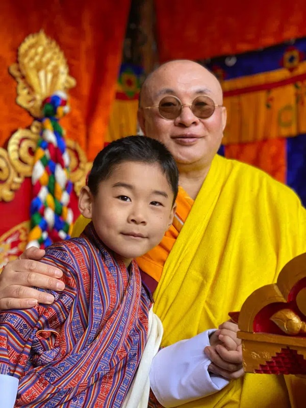 Hoàng hậu vạn người mê Bhutan chia sẻ ảnh mới của 2 Hoàng tử, vẻ ngoài của hai đứa trẻ gây bất ngờ-2
