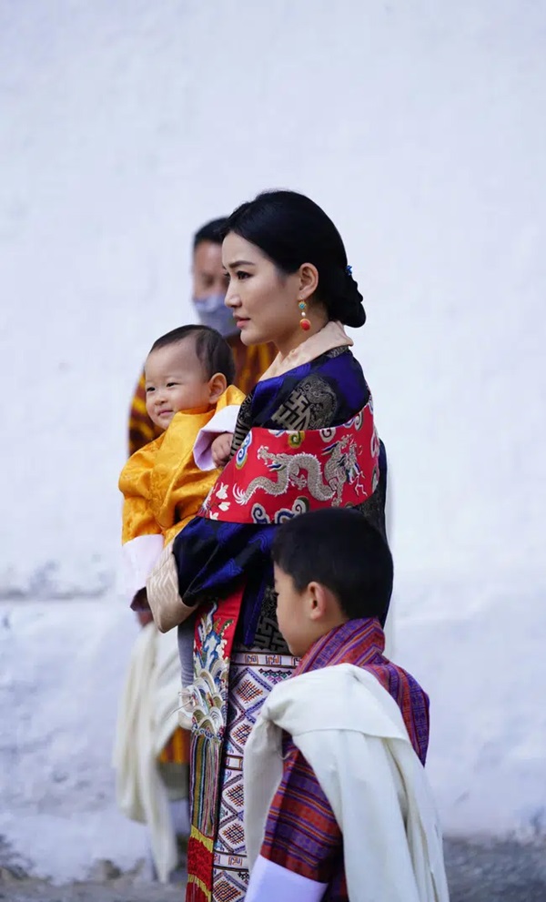 Hoàng hậu vạn người mê Bhutan chia sẻ ảnh mới của 2 Hoàng tử, vẻ ngoài của hai đứa trẻ gây bất ngờ-4