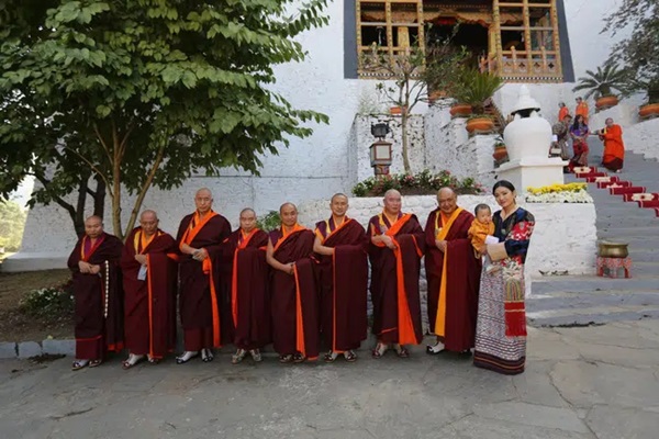 Hoàng hậu vạn người mê Bhutan chia sẻ ảnh mới của 2 Hoàng tử, vẻ ngoài của hai đứa trẻ gây bất ngờ-3