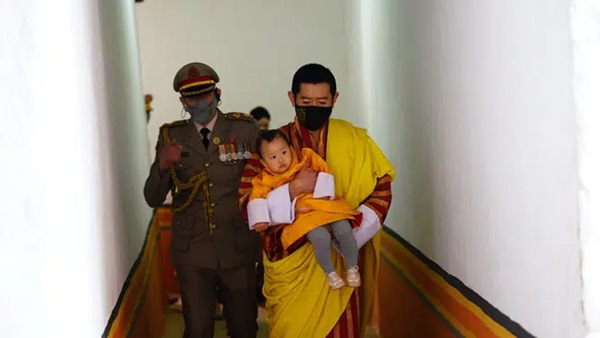 Hoàng hậu vạn người mê Bhutan chia sẻ ảnh mới của 2 Hoàng tử, vẻ ngoài của hai đứa trẻ gây bất ngờ-5