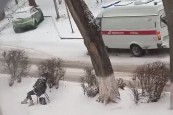 Cụ bà chết cóng giữa băng tuyết lạnh giá, hành động trước đó dẫn đến cái chết bi kịch của các nhân chứng gây phẫn nộ tột cùng-1
