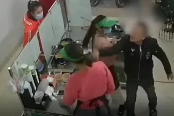 Thanh niên đấm liên tiếp vào mặt tài xế ôtô khiến nhiều người bức xúc-1