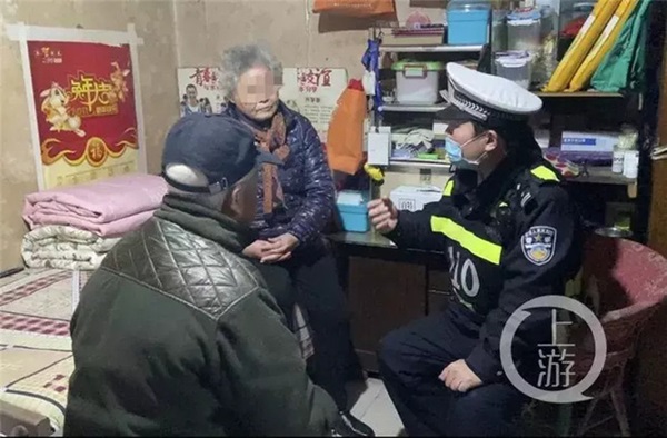 Giận vợ đã nấu ăn chán rồi còn giữ thẻ lương của mình suốt 30 năm, cụ ông 80 tuổi bỏ nhà đi bụi-2