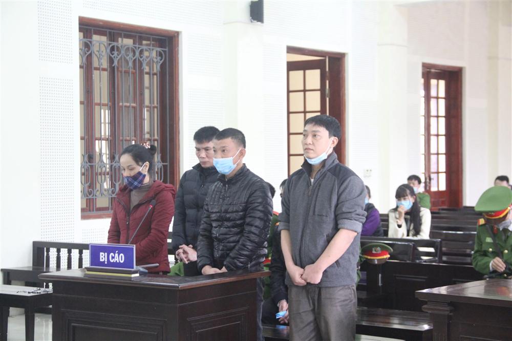 Cặp vợ chồng khóc nghẹn khi gặp đứa con gái nhỏ tại tòa-1