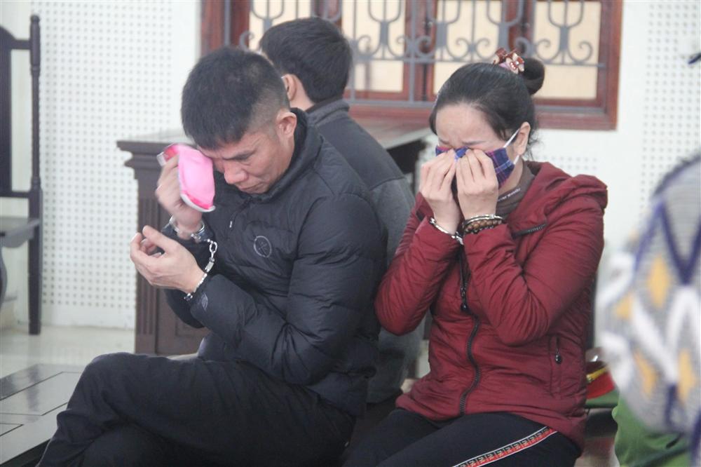 Cặp vợ chồng khóc nghẹn khi gặp đứa con gái nhỏ tại tòa-2
