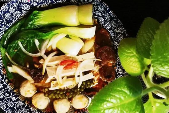 Ngày Rằm muốn ăn chay đơn giản thì thử ngay món mỳ nấm cay ngon hết cỡ này nhé!