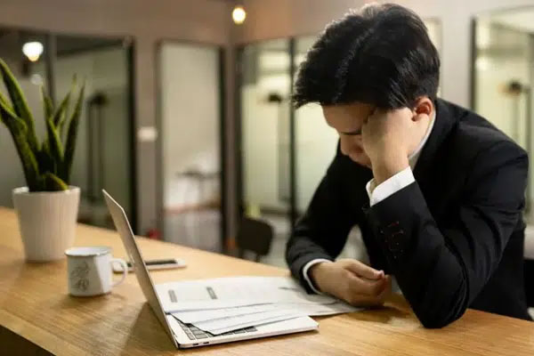 Anh chàng 32 tuổi suýt mất mạng vì đau bụng, nguyên nhân hóa ra lại liên quan đến tim và thức khuya-1