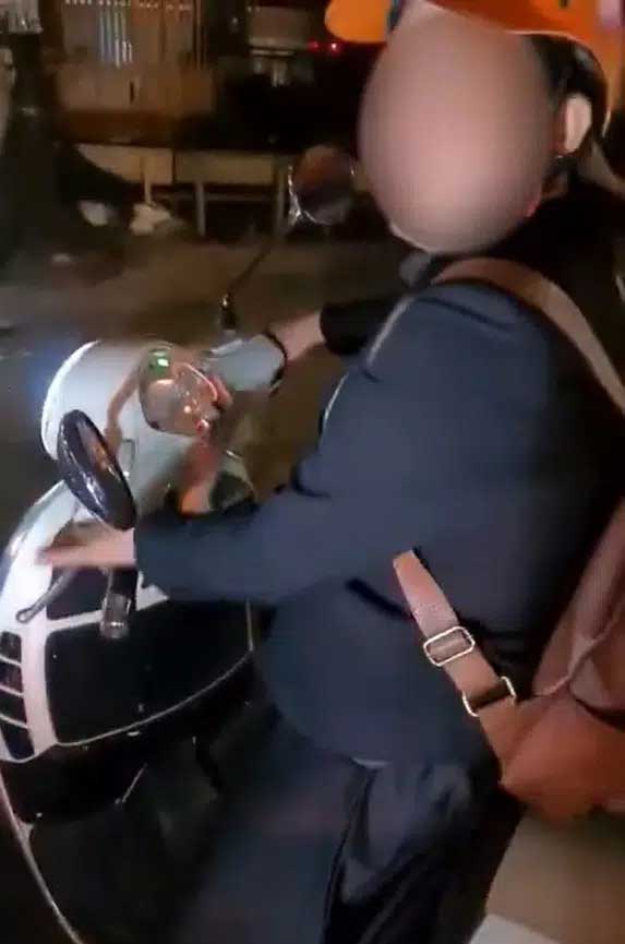 Clip: Uống say tới mức đây là đang ở đâu nhưng vẫn chạy xe gây va chạm rồi bỏ đi, người phụ nữ bị nạn nhân theo về tận nhà bắt xin lỗi-1