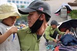 Cuộc sống hiện tại của người bố địu con bán bọc chân chống xe máy ở Hà Nội: Bé gái đã được đến trường-22