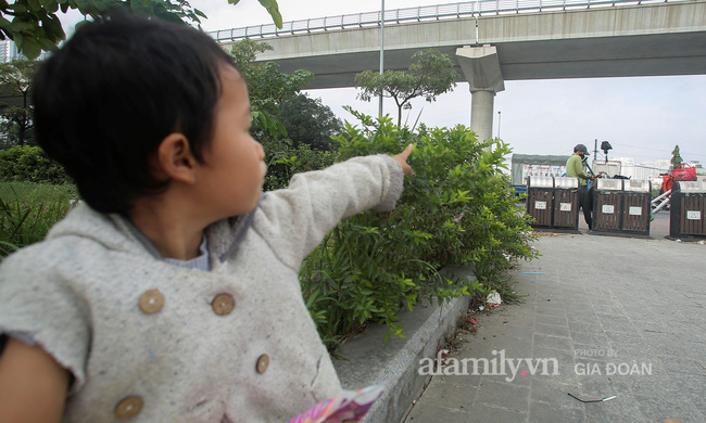 Chuyện gà trống ôm con mưu sinh trên vỉa hè Hà Nội: Con vừa chào đời thì vợ mất, con 4 tuổi - 2 bố con đón đủ 4 cái Tết ngoài đường-1