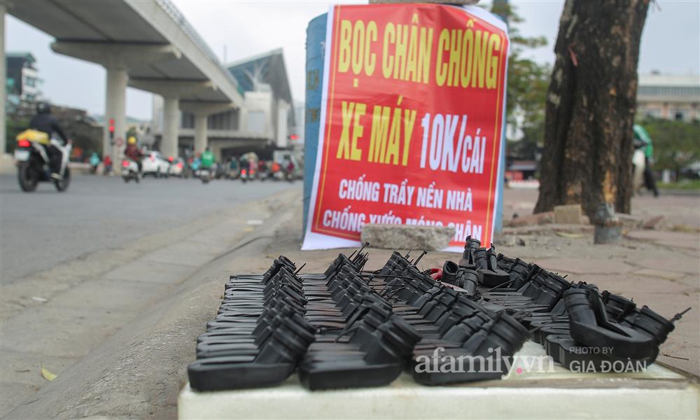 Chuyện gà trống ôm con mưu sinh trên vỉa hè Hà Nội: Con vừa chào đời thì vợ mất, con 4 tuổi - 2 bố con đón đủ 4 cái Tết ngoài đường-2