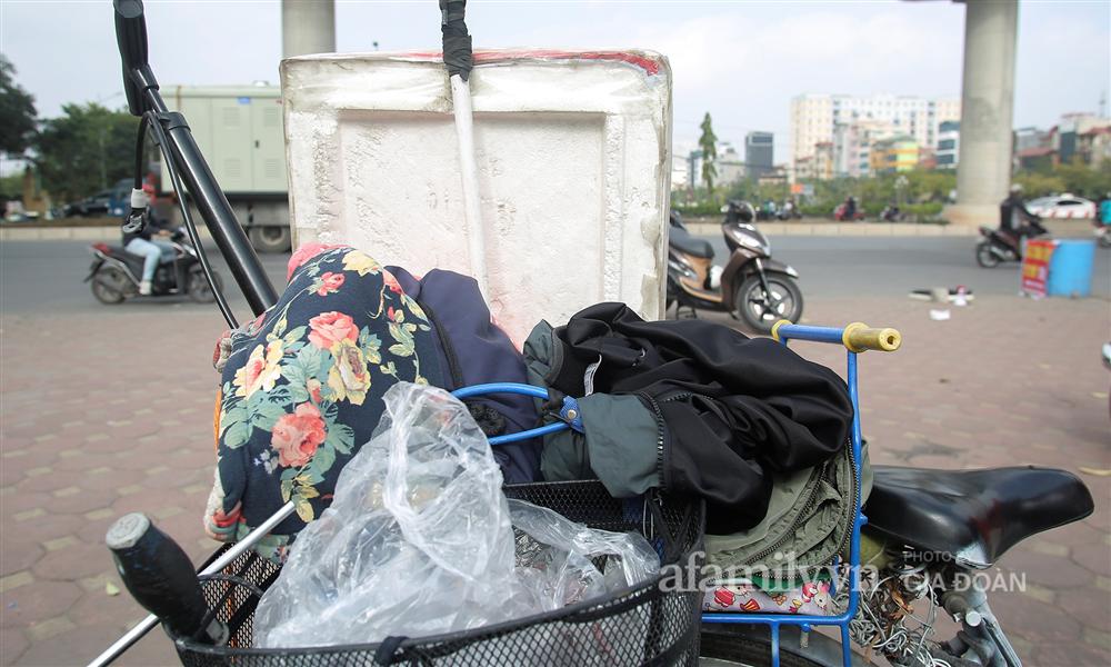 Chuyện gà trống ôm con mưu sinh trên vỉa hè Hà Nội: Con vừa chào đời thì vợ mất, con 4 tuổi - 2 bố con đón đủ 4 cái Tết ngoài đường-3