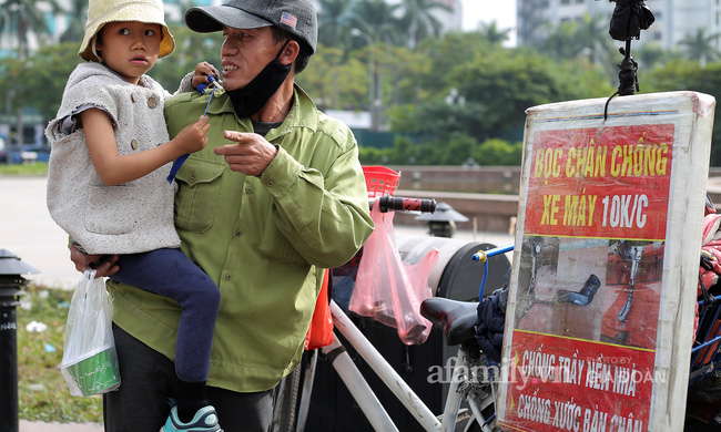 Chuyện gà trống ôm con mưu sinh trên vỉa hè Hà Nội: Con vừa chào đời thì vợ mất, con 4 tuổi - 2 bố con đón đủ 4 cái Tết ngoài đường-5