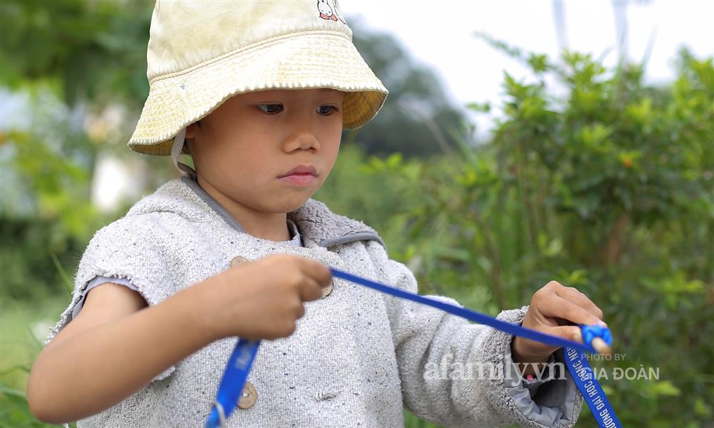 Chuyện gà trống ôm con mưu sinh trên vỉa hè Hà Nội: Con vừa chào đời thì vợ mất, con 4 tuổi - 2 bố con đón đủ 4 cái Tết ngoài đường-11