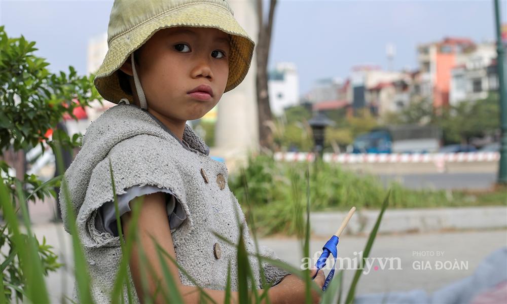 Chuyện gà trống ôm con mưu sinh trên vỉa hè Hà Nội: Con vừa chào đời thì vợ mất, con 4 tuổi - 2 bố con đón đủ 4 cái Tết ngoài đường-12