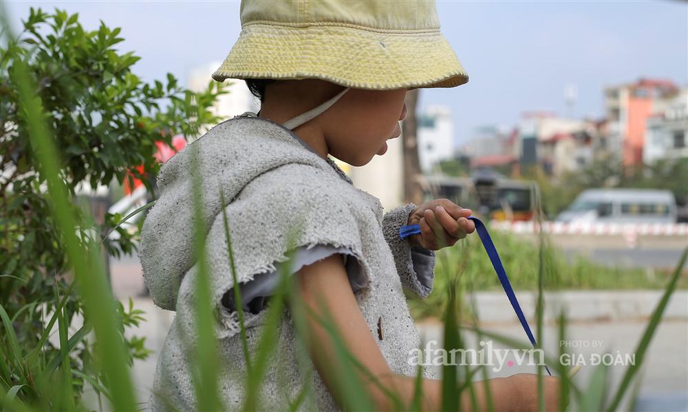 Chuyện gà trống ôm con mưu sinh trên vỉa hè Hà Nội: Con vừa chào đời thì vợ mất, con 4 tuổi - 2 bố con đón đủ 4 cái Tết ngoài đường-13