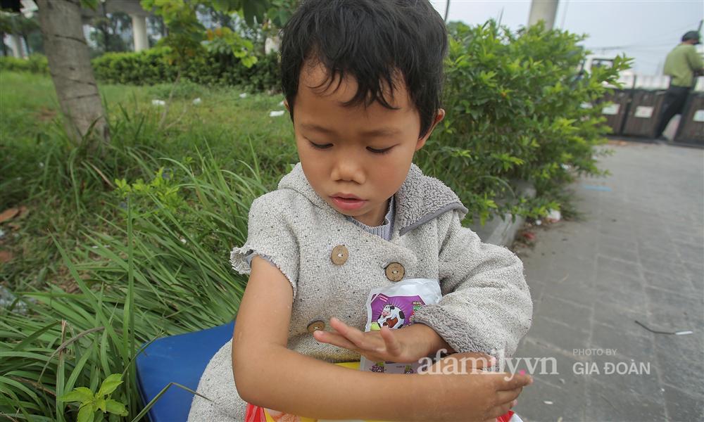 Chuyện gà trống ôm con mưu sinh trên vỉa hè Hà Nội: Con vừa chào đời thì vợ mất, con 4 tuổi - 2 bố con đón đủ 4 cái Tết ngoài đường-14