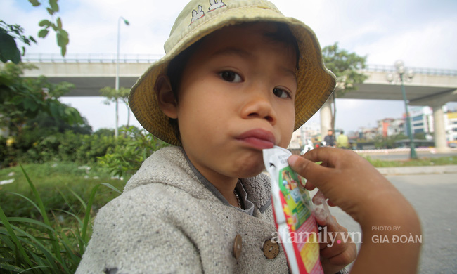 Chuyện gà trống ôm con mưu sinh trên vỉa hè Hà Nội: Con vừa chào đời thì vợ mất, con 4 tuổi - 2 bố con đón đủ 4 cái Tết ngoài đường-15