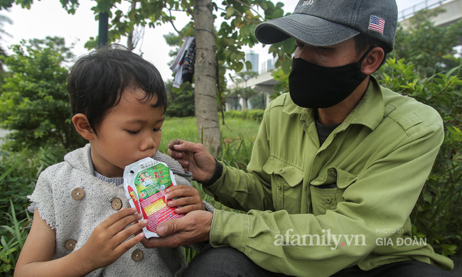 Chuyện gà trống ôm con mưu sinh trên vỉa hè Hà Nội: Con vừa chào đời thì vợ mất, con 4 tuổi - 2 bố con đón đủ 4 cái Tết ngoài đường-9