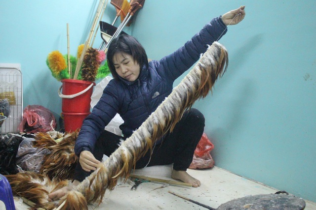 Ngôi làng độc nhất vô nhị ở Thủ đô làm giàu từ… lông gà-1