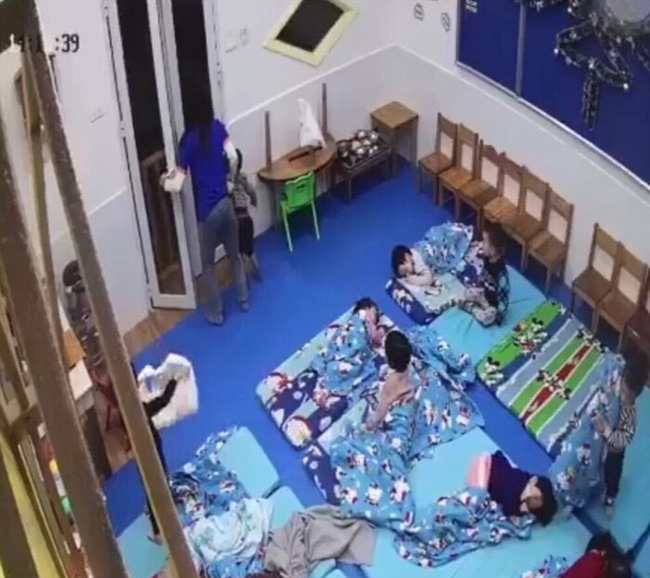Vụ bé mầm non bị cô giáo nhốt ngoài cửa, tiến sĩ giáo dục lên tiếng: Đây giống như hành động trả thù!-1