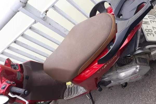 Vợ ôm con 14 tháng tuổi nghi nhảy cầu ở Nghệ An: Xót xa hình ảnh người chồng quỳ gối bên sông chờ đợi-4