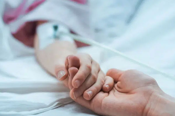 Người phụ nữ gục chết giữa buổi họp lớp, cách phản ứng đáng sợ của bạn học khiến cộng đồng mạng lạnh sống lưng-6