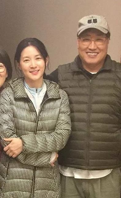 Ngỡ ngàng trước nhan sắc bị thời gian bỏ quên của chồng Lee Young Ae dù gần 70 tuổi-4