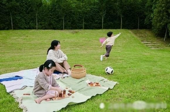 Ngỡ ngàng trước nhan sắc bị thời gian bỏ quên của chồng Lee Young Ae dù gần 70 tuổi-11