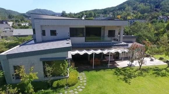 Ngỡ ngàng trước nhan sắc bị thời gian bỏ quên của chồng Lee Young Ae dù gần 70 tuổi-9