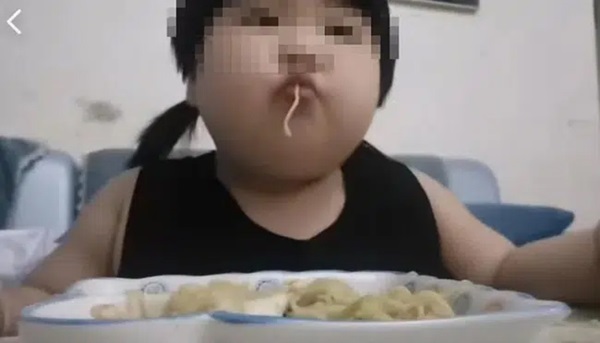 Bé gái 3 tuổi đã nặng 35kg, bác sĩ xót xa: Trẻ ăn uống thế này rất nguy hiểm!-1
