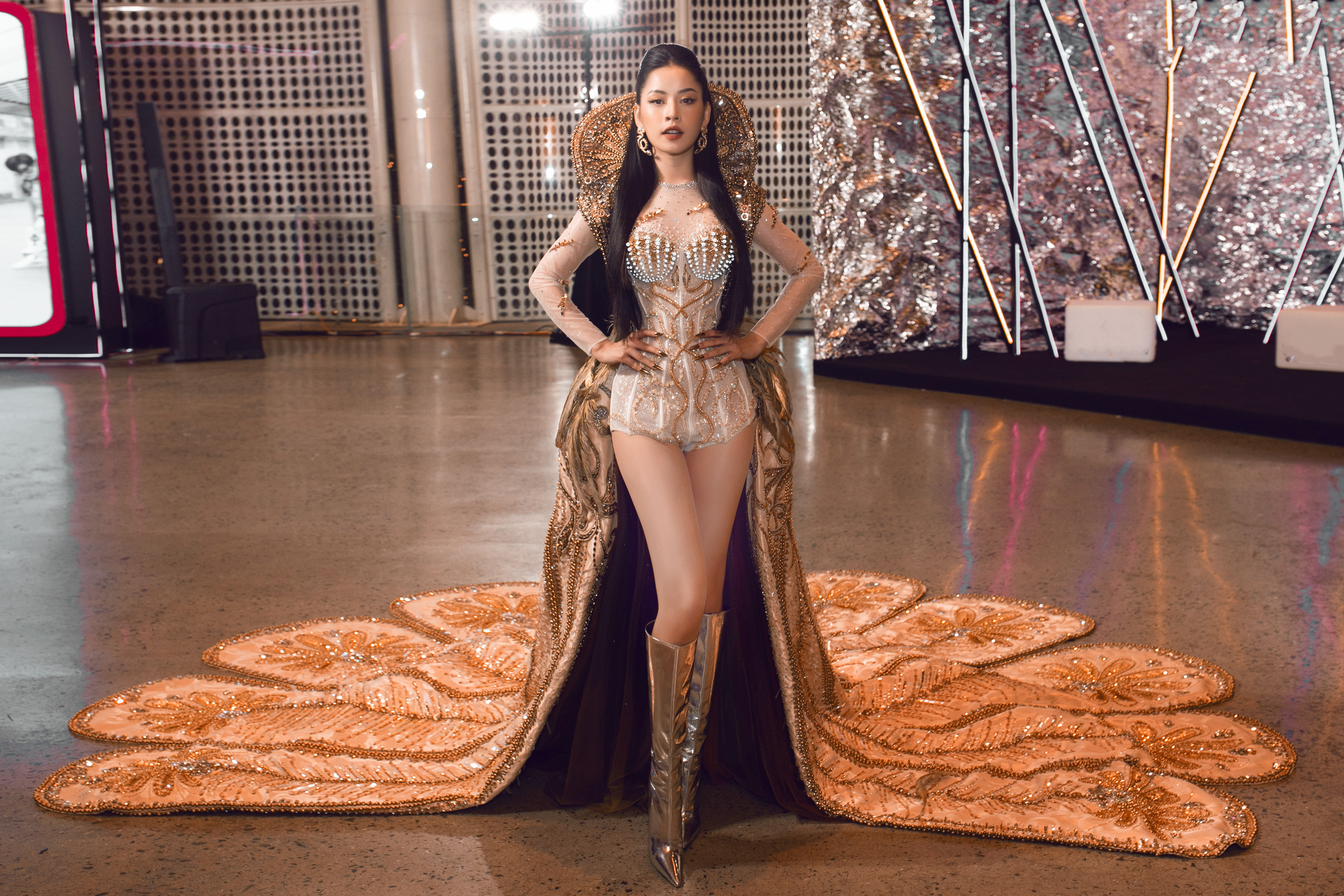 Đụng hàng bộ cánh nặng 40kg: Chi Pu khác hẳn Đỗ Mỹ Linh, một mình HHen Niê lại tỏa sáng theo một cách riêng-8