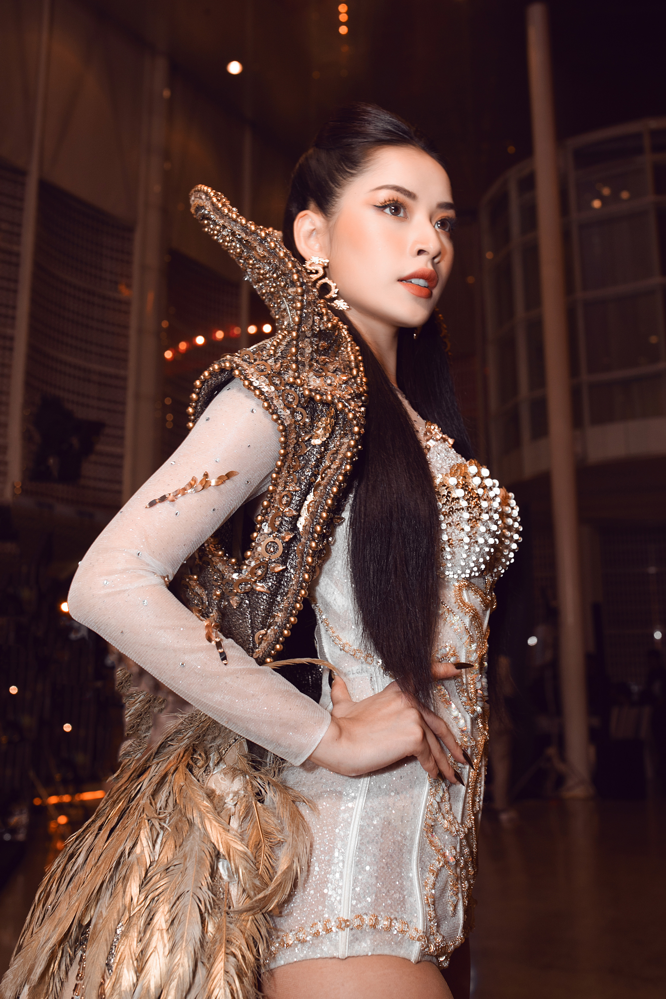 Đụng hàng bộ cánh nặng 40kg: Chi Pu khác hẳn Đỗ Mỹ Linh, một mình HHen Niê lại tỏa sáng theo một cách riêng-5