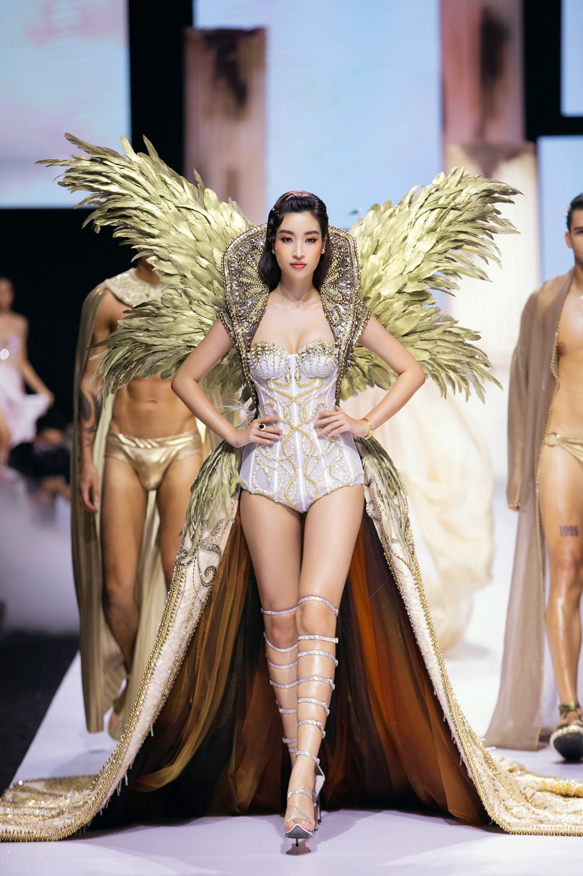 Đụng hàng bộ cánh nặng 40kg: Chi Pu khác hẳn Đỗ Mỹ Linh, một mình HHen Niê lại tỏa sáng theo một cách riêng-2