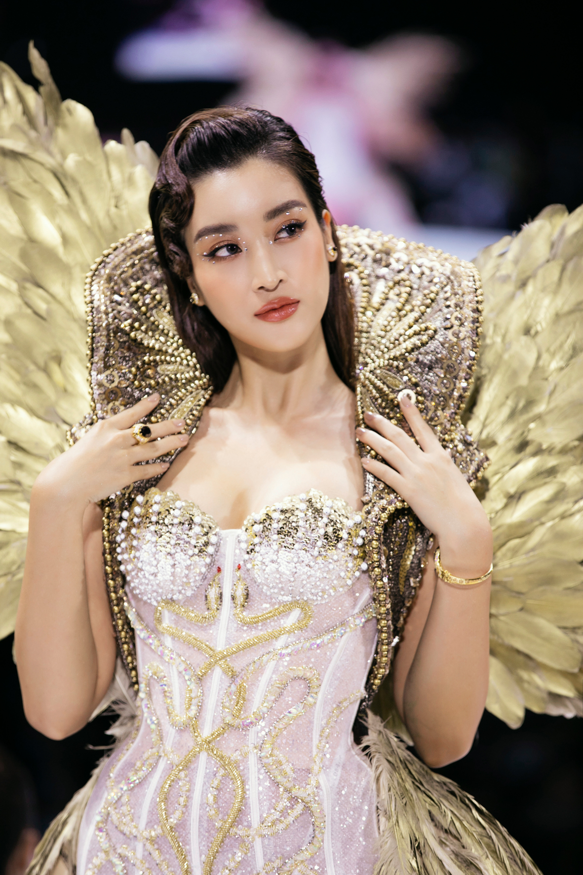 Đụng hàng bộ cánh nặng 40kg: Chi Pu khác hẳn Đỗ Mỹ Linh, một mình HHen Niê lại tỏa sáng theo một cách riêng-3