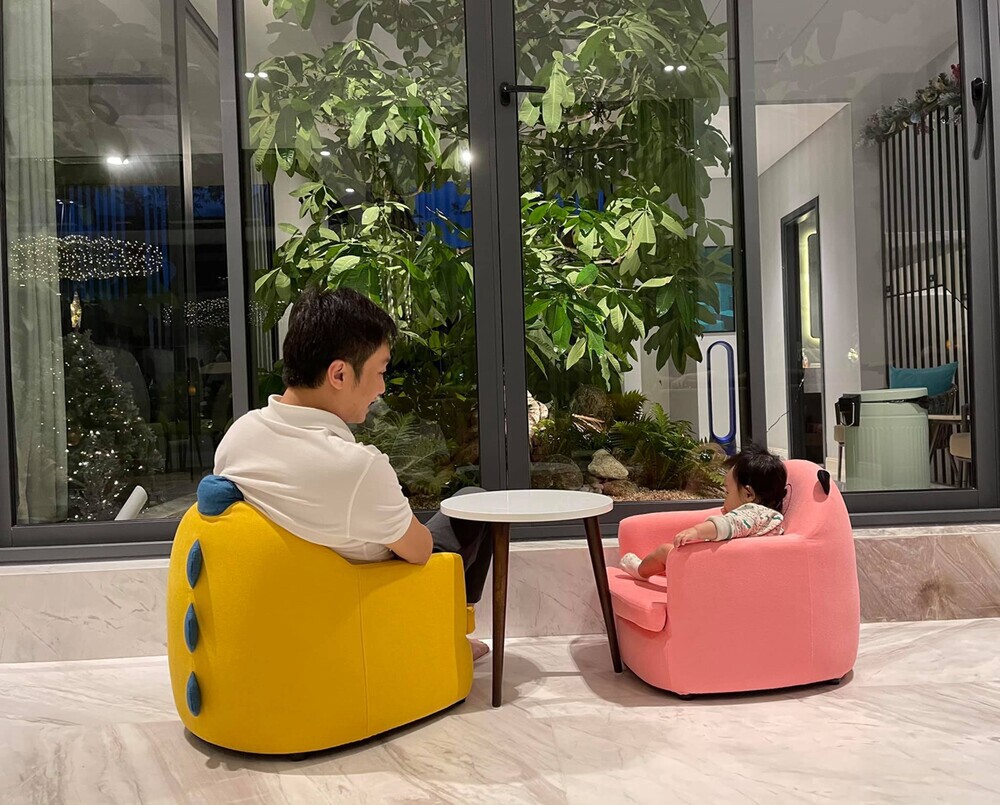 Cường Đô La tập bay cho con gái Suchin trong gara toàn siêu xe-5