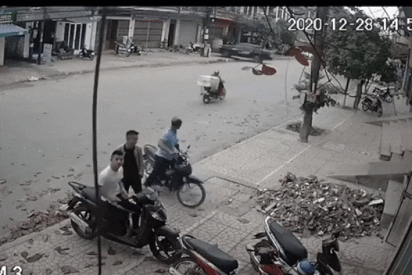 Clip: Nam thanh niên điên rồ tưới xăng đốt quán cà phê rồi bỏ đi-5