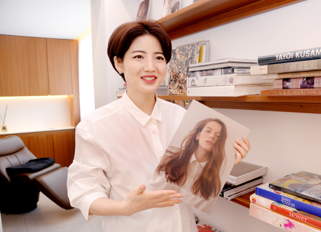 Hairstylist hàng đầu Hàn Quốc chỉ ra lỗi sai cơ bản khi dùng dầu xả khiến tóc nhanh bết và chẳng cải thiện nhiều-1