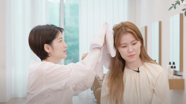 Hairstylist hàng đầu Hàn Quốc chỉ ra lỗi sai cơ bản khi dùng dầu xả khiến tóc nhanh bết và chẳng cải thiện nhiều-3