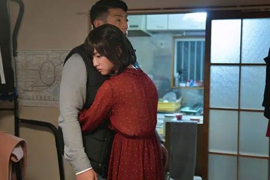 Vợ thường xuyên dẫn một cô bạn về nhà chơi, tôi cảm thấy khá kỳ lạ cho đến ngày cô ấy cầu xin tôi một việc đau đớn