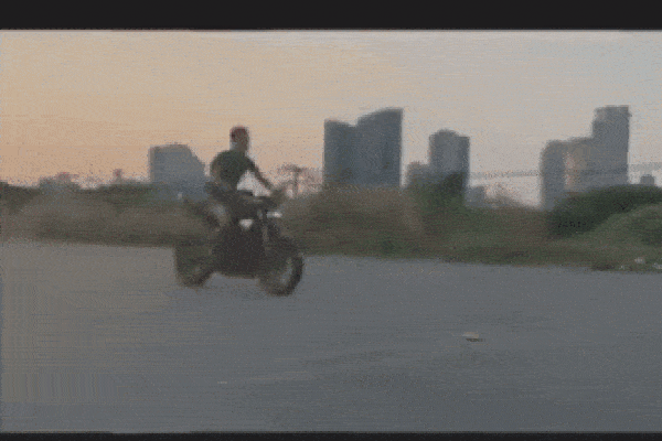CLIP: Bị xe ben tông nát đuôi, ô tô con lao kinh hoàng vào xe máy, húc đổ tường-1
