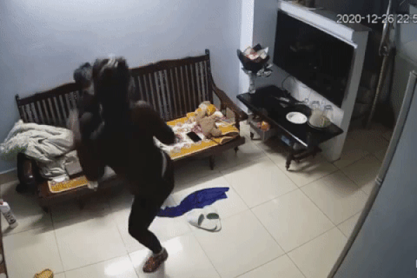 Cưới phải cô vợ tăng động không ngồi im nổi 1s, anh chồng bị trêu tối ngày nhưng vừa định bật lại thì gặp cái kết cười té ghế