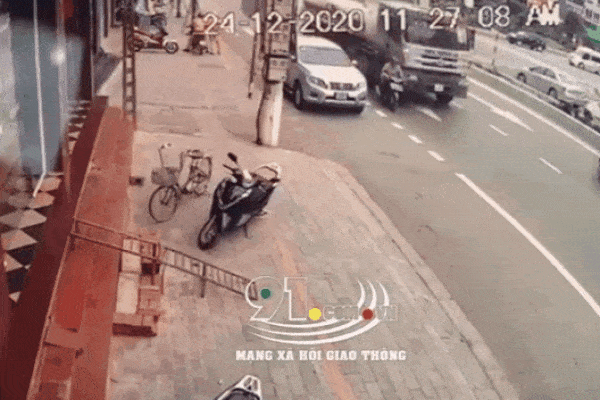 CLIP: Phát hiện người đàn ông co quắp sau cú va chạm với xe bồn, CSGT vội đuổi theo tài xế