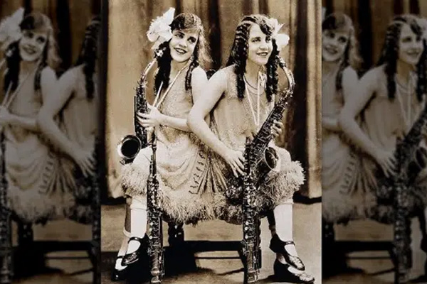 Bị chẩn đoán khó sống sót, cặp chị em sinh đôi dính liền chỉ có 2 chân khiến thế giới kinh ngạc với cuộc sống và diện mạo sau hơn 30 năm-14